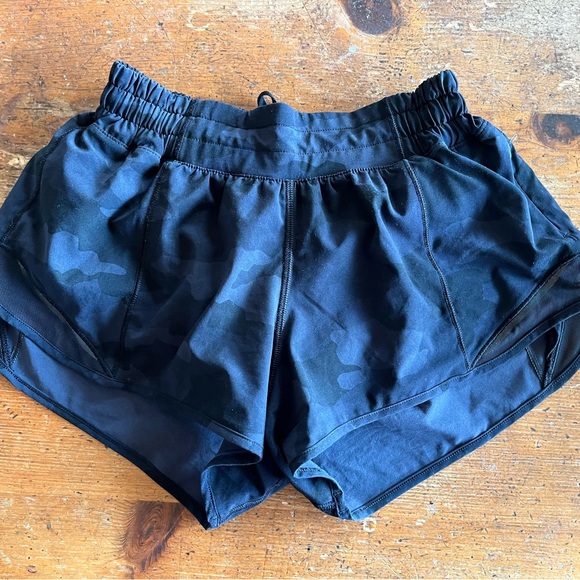 Lululemon Hotty Hot Low-Rise Lined Shorts - Picture 1 of 3